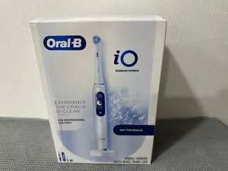 Oral-B iO Series 9 Electric Toothbrush White Charger & 2 Heads + Travel Case NEW