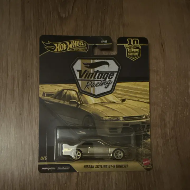 Hot Wheels Vintage Racing Nissan Skyline GT-R BNR32 Silver 1:64 FPY86